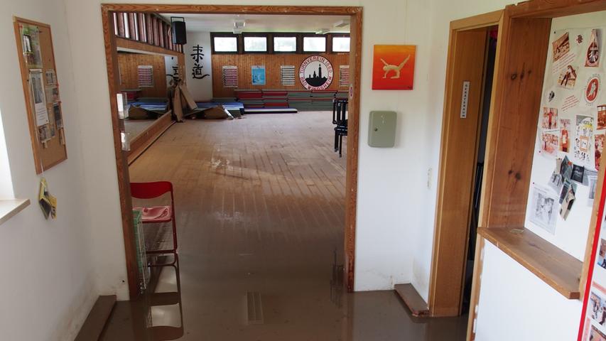 Am Samstagmorgen war das Wasser in der Judohalle des TV1860 Bad Windsheim schon teilweise wieder abgeflossen. Unter den Holzdielen stand es jedoch noch und dürfte große Schäden verursacht haben. 