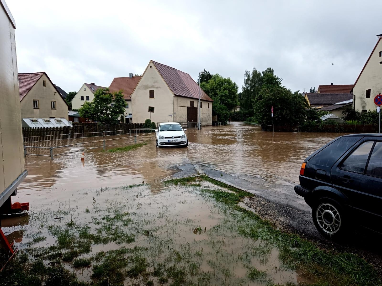 In Regelsbach stand die gesamte Ortsmitte unter Wasser. In den Wohnhäusern der tieferen Lagen liefen innerhalb von Minuten Keller und Erdgeschosse voll. Die Wasserpegel in den Wohnungen stiegen stellenweise über die Steckdosen, in den Kellern wurden Verteilerkästen überschwemmt, sodass der Strom ausfiel.