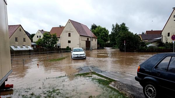 In Regelsbach stand die gesamte Ortsmitte unter Wasser. In den Wohnhäusern der tieferen Lagen liefen innerhalb von Minuten Keller und Erdgeschosse voll. Die Wasserpegel in den Wohnungen stiegen stellenweise über die Steckdosen, in den Kellern wurden Verteilerkästen überschwemmt, sodass der Strom ausfiel.