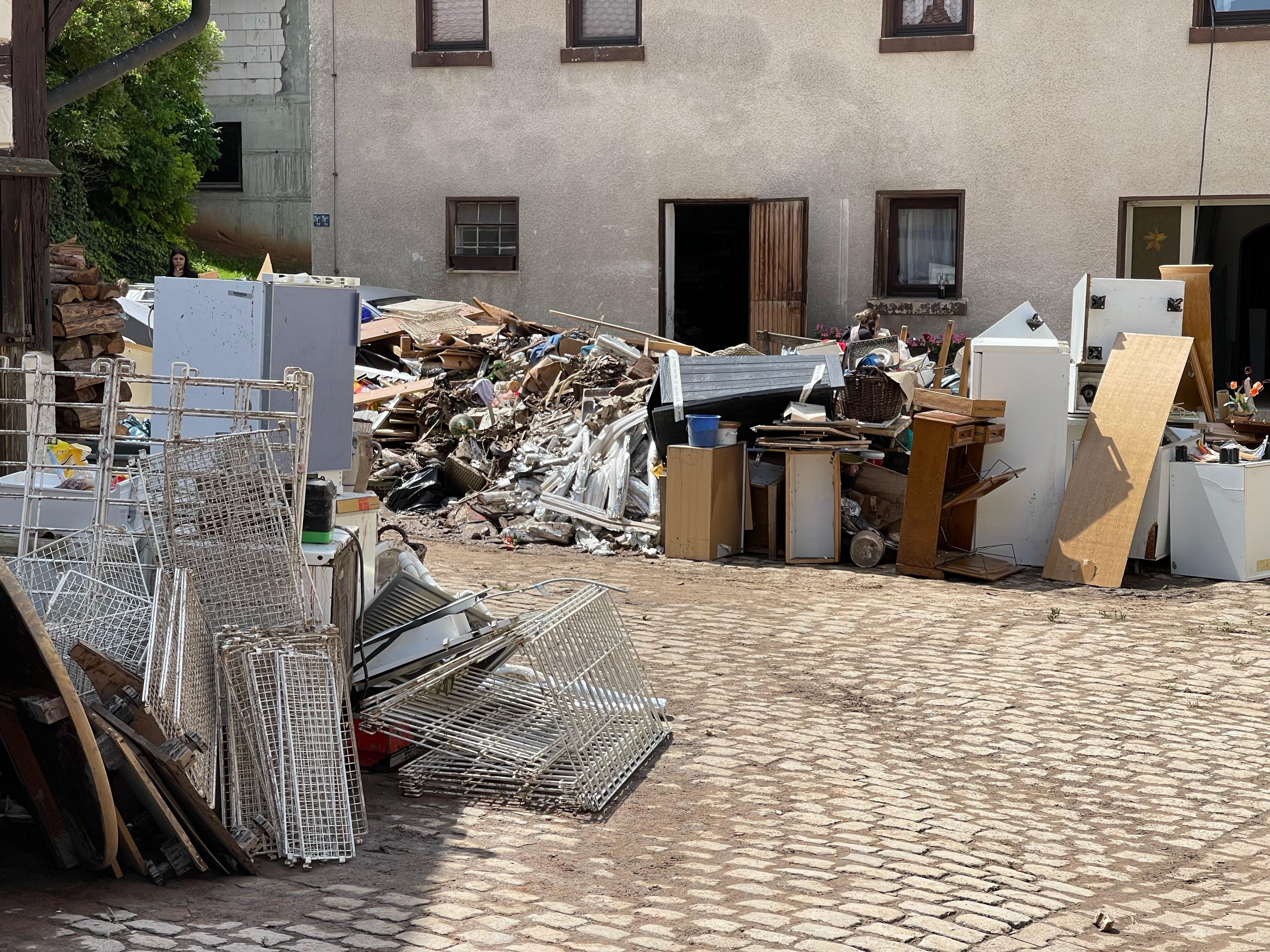 In Regelsbach entstand in einigen Wohngebäuden nahezu „Totalschaden“ an Inventar und Haustechnik, nachdem das Hochwasser Keller und Erdgeschosse bis auf Höhe der Steckdosen geflutet hatte.  
