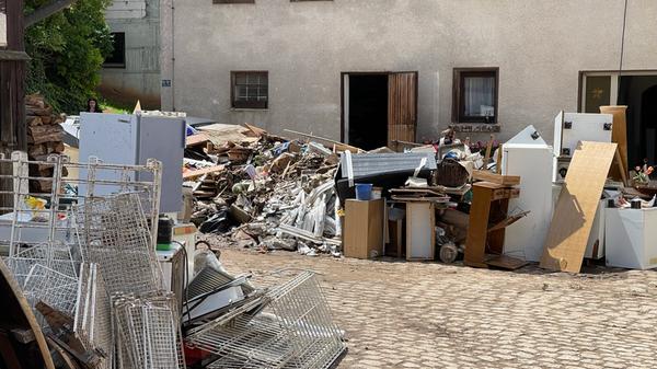 In Regelsbach entstand in einigen Wohngebäuden nahezu „Totalschaden“ an Inventar und Haustechnik, nachdem das Hochwasser Keller und Erdgeschosse bis auf Höhe der Steckdosen geflutet hatte.
