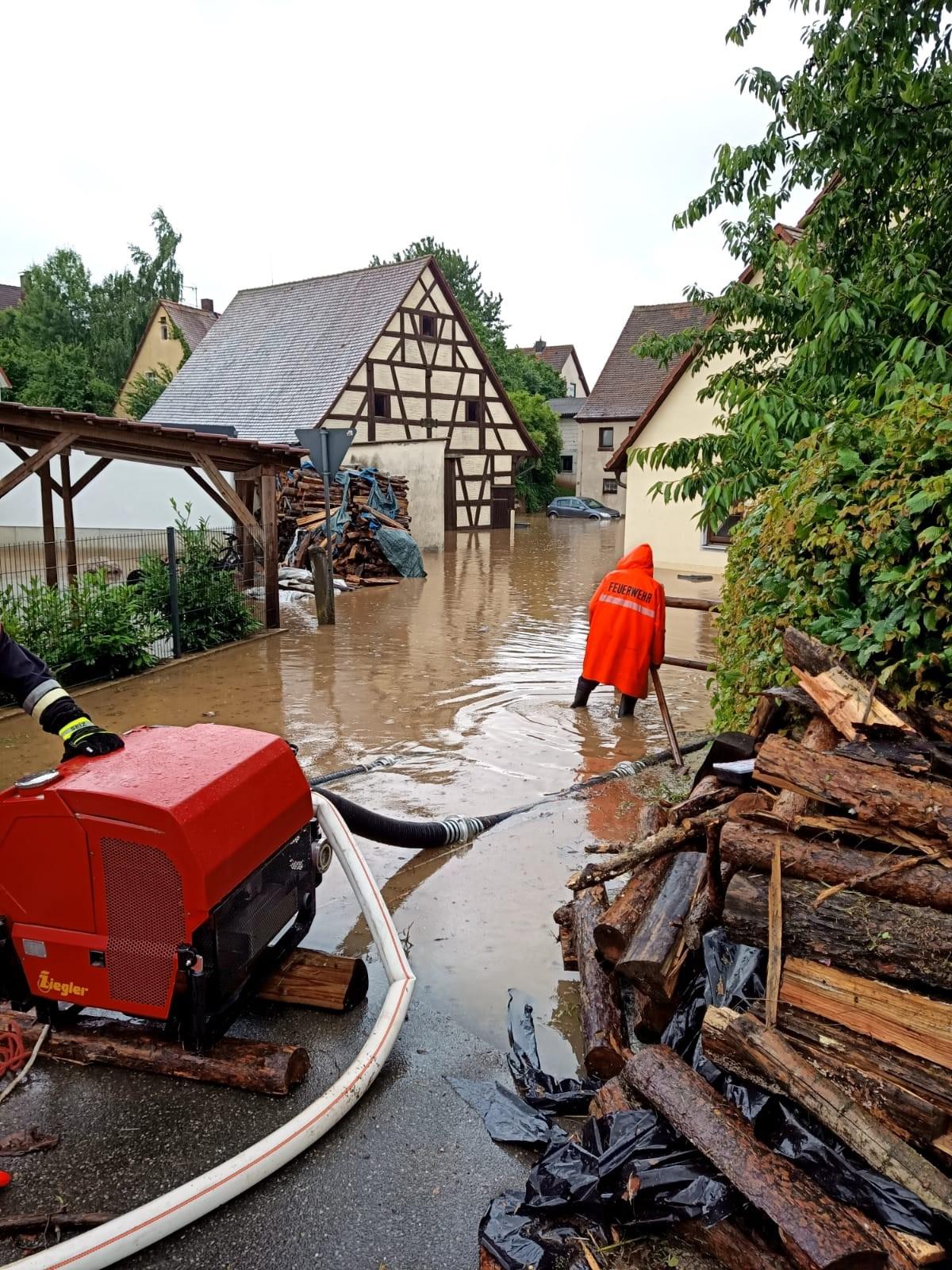 Im Westen ergoss sich von den landwirtschaftlichen Flächen ein Sturzbach in den sogenannten Badeweiher. Dieser lief schnell über, und die Wassermassen brachen auf zum Regelsbacher Ortszentrum.