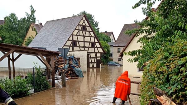 Im Westen ergoss sich von den landwirtschaftlichen Flächen ein Sturzbach in den sogenannten Badeweiher. Dieser lief schnell über, und die Wassermassen brachen auf zum Regelsbacher Ortszentrum.