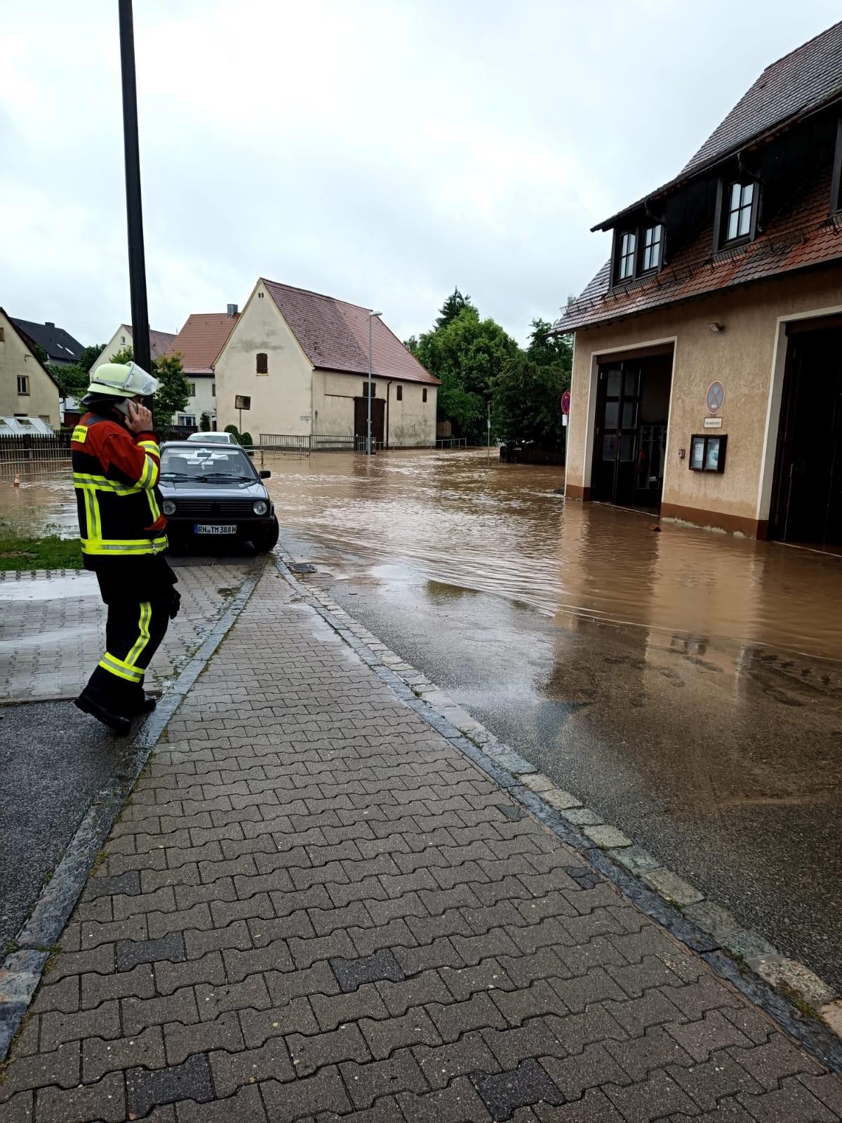 Im Osten verwandelte sich ein Feldweg in einen reißenden Bach. In der Talaue lief ein weiterer Teich über, sodass sich ein breiter Strom im Tal in Richtung Hengdorf ergoss. Hier treffen die beiden Bäche Regelsbach und Zwieselbach zusammen.