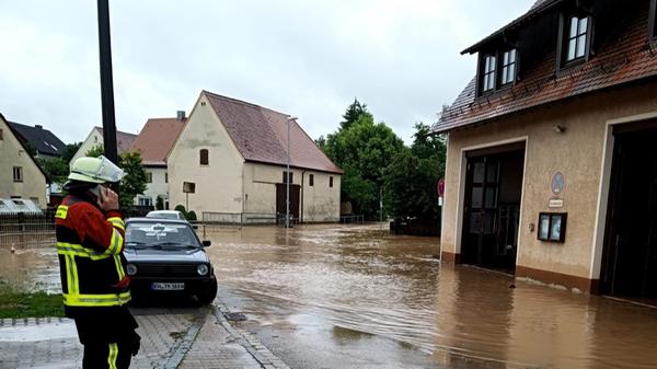 Im Osten verwandelte sich ein Feldweg in einen reißenden Bach. In der Talaue lief ein weiterer Teich über, sodass sich ein breiter Strom im Tal in Richtung Hengdorf ergoss. Hier treffen die beiden Bäche Regelsbach und Zwieselbach zusammen.