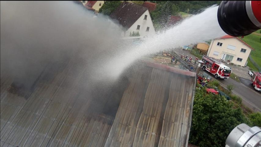 Von der Drehleiter aus nahm die Rednitzhembacher Feuerwehr den Dachstuhlbrand ins Visier.  