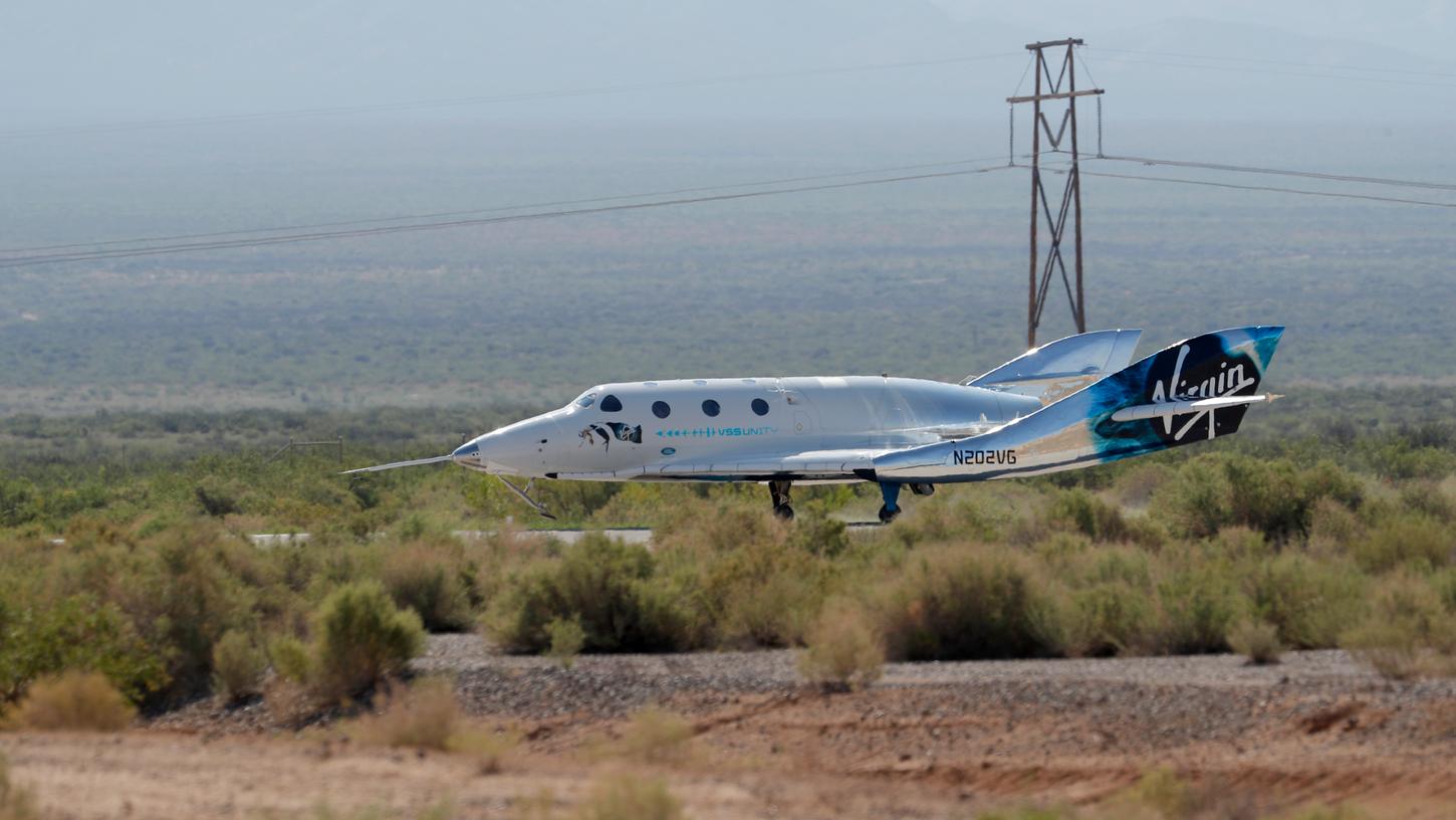 Das Raumschiff «VSS Unity», mit dem britischen Milliardär Branson und zwei Astronautinnen und drei Astronauten an Bord, ist nach seinem Flug ins All wieder auf dem Spaceport America gelandet.
Das Raumschiff «VSS Unity», mit dem britischen Milliardär Branson und zwei Astronautinnen und drei Astronauten an Bord, ist nach seinem Flug ins All wieder auf dem Spaceport America gelandet.
