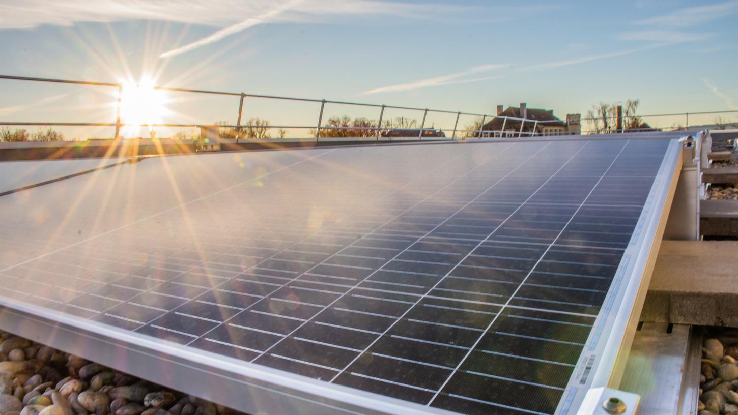 Der Landkreis ist bereits um Nachhaltigkeit bemüht und hat beispielsweise auf dem dach des Weißenburger Landratsamtes Solarflächen installiert. Deshalb raucht es keinen Beitritt zur Agenda 2030, findet die Mehrheit des Kreistages.
Der Landkreis ist bereits um Nachhaltigkeit bemüht und hat beispielsweise auf dem dach des Weißenburger Landratsamtes Solarflächen installiert. Deshalb raucht es keinen Beitritt zur Agenda 2030, findet die Mehrheit des Kreistages.