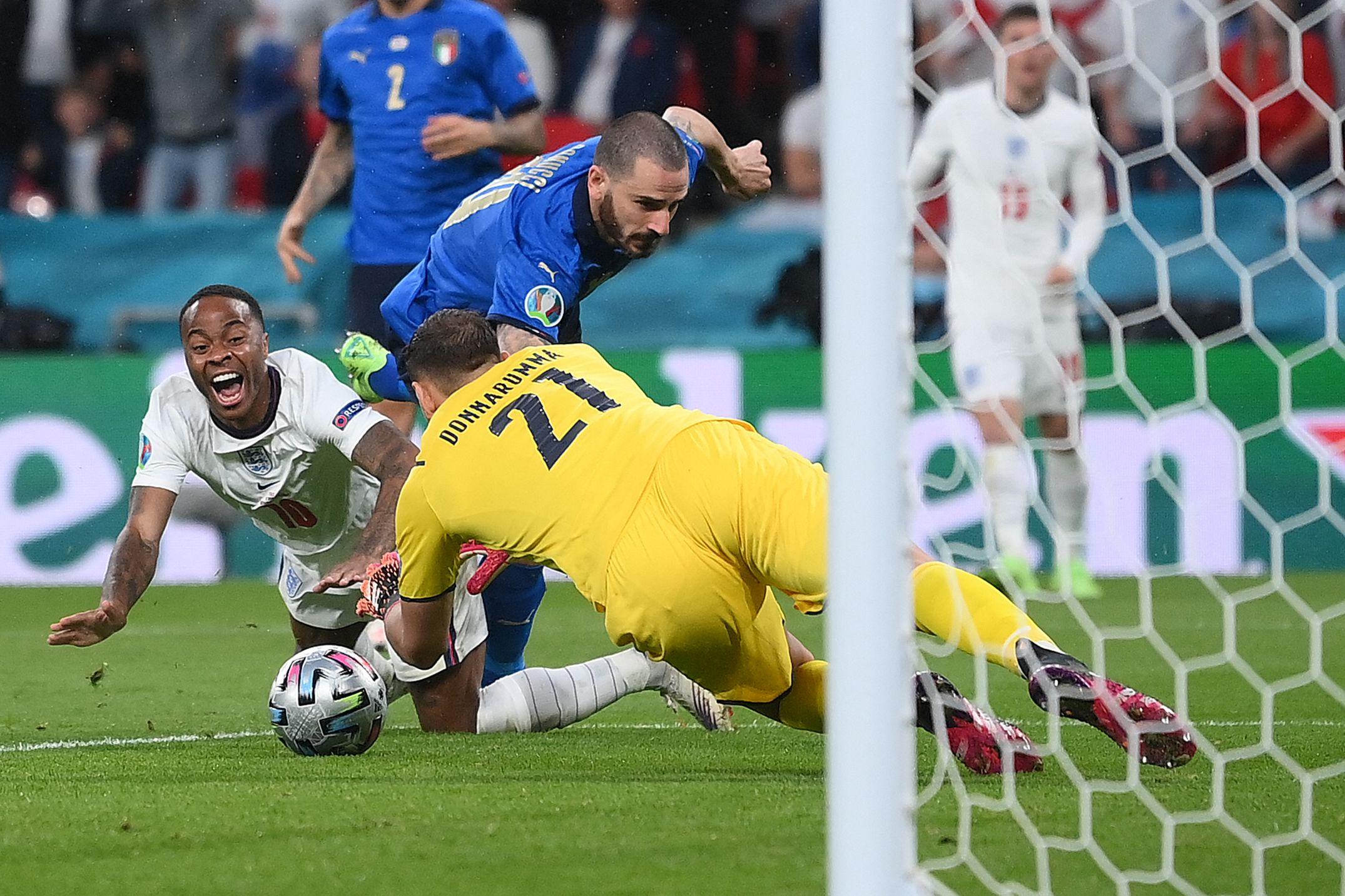 Die Italiener stecken den Rückstand nicht gut weg und lassen sich von den Engländern in die eigene Hälfte drängen.