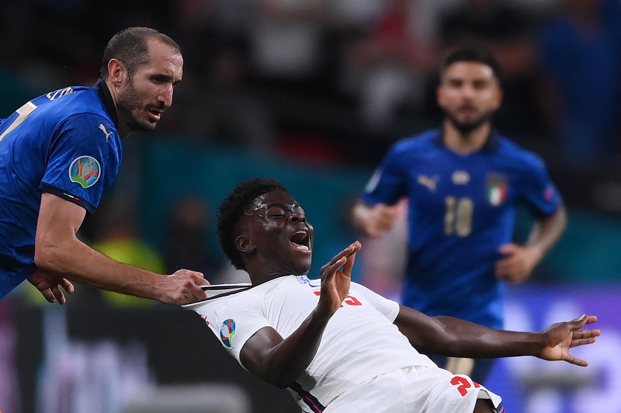In einem insgesamt fairen Spiel gab es dennoch sechs Gelbe Karten, fünf davon für Italien. Eine davon bekam Italiens Kapitän Giorgio Chiellini für dieses Foul an Bukayo Saka.