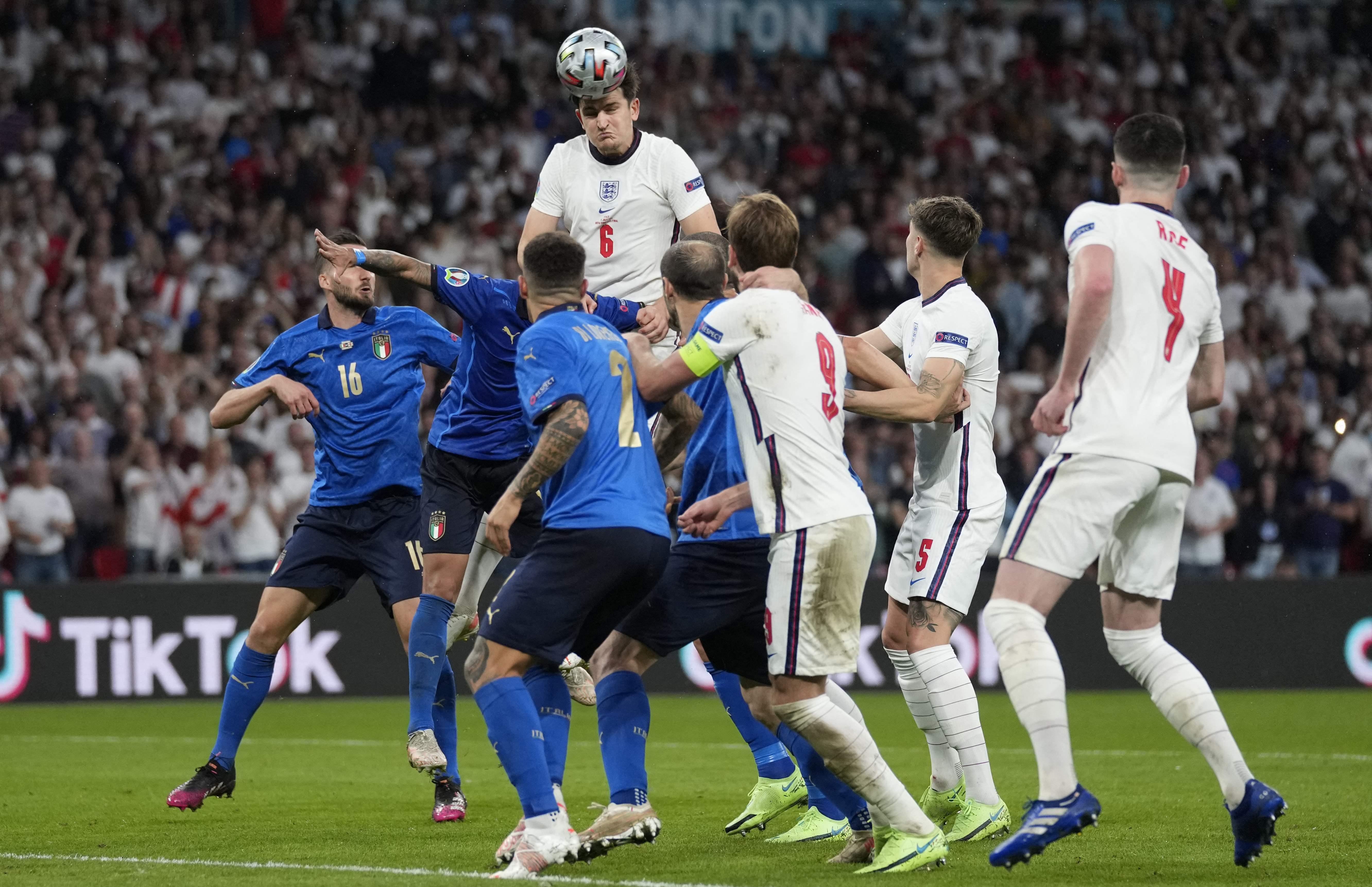 Im Verlauf des Spiels wechseln sich England und Italien mit starken Phasen ab, aber kein Team kann sich entscheidend durchsetzen.