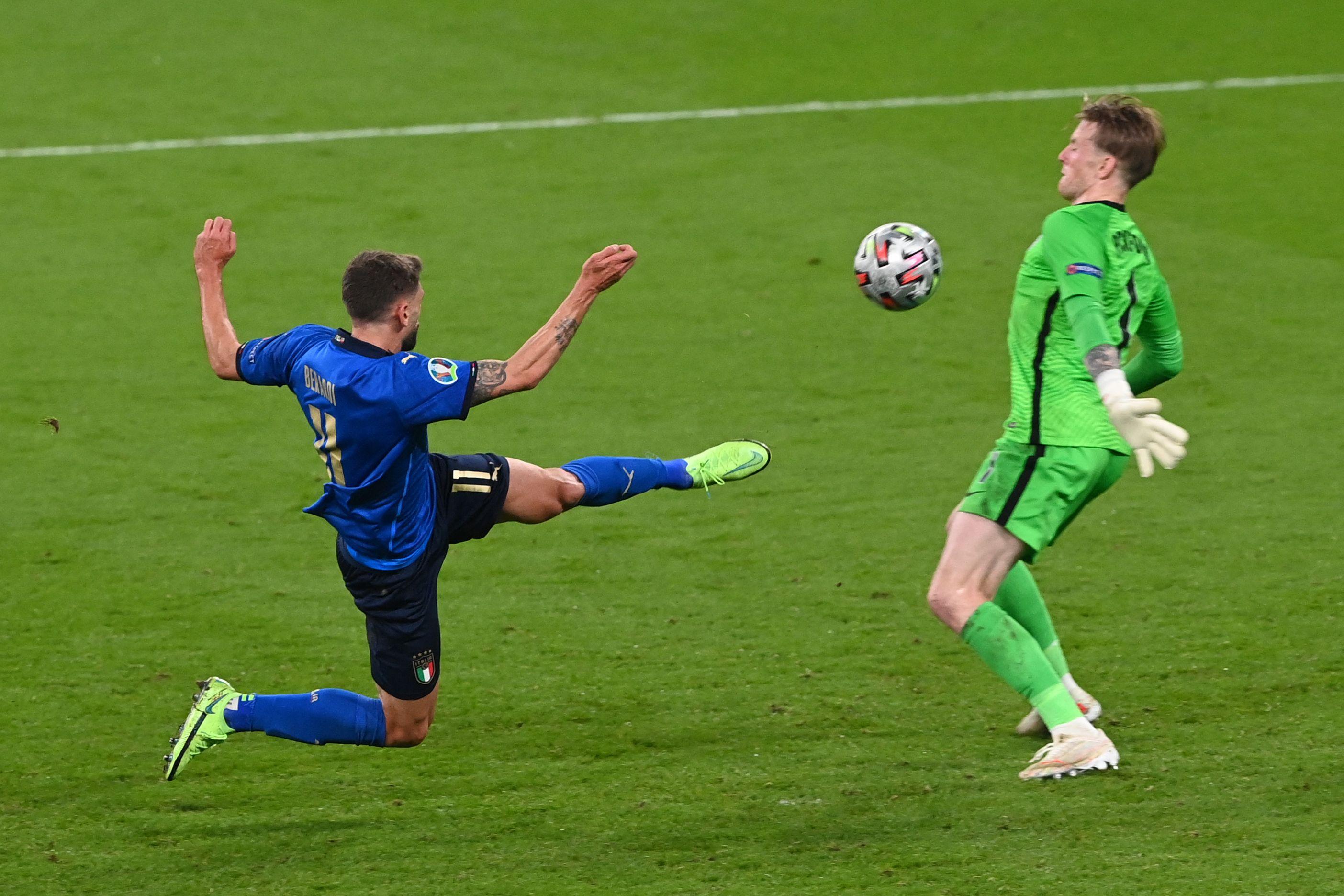 ...als auch Italien, wie hier Domenico Berardi, noch Chancen haben, um das Elfmeterschießen noch zu verhindern.