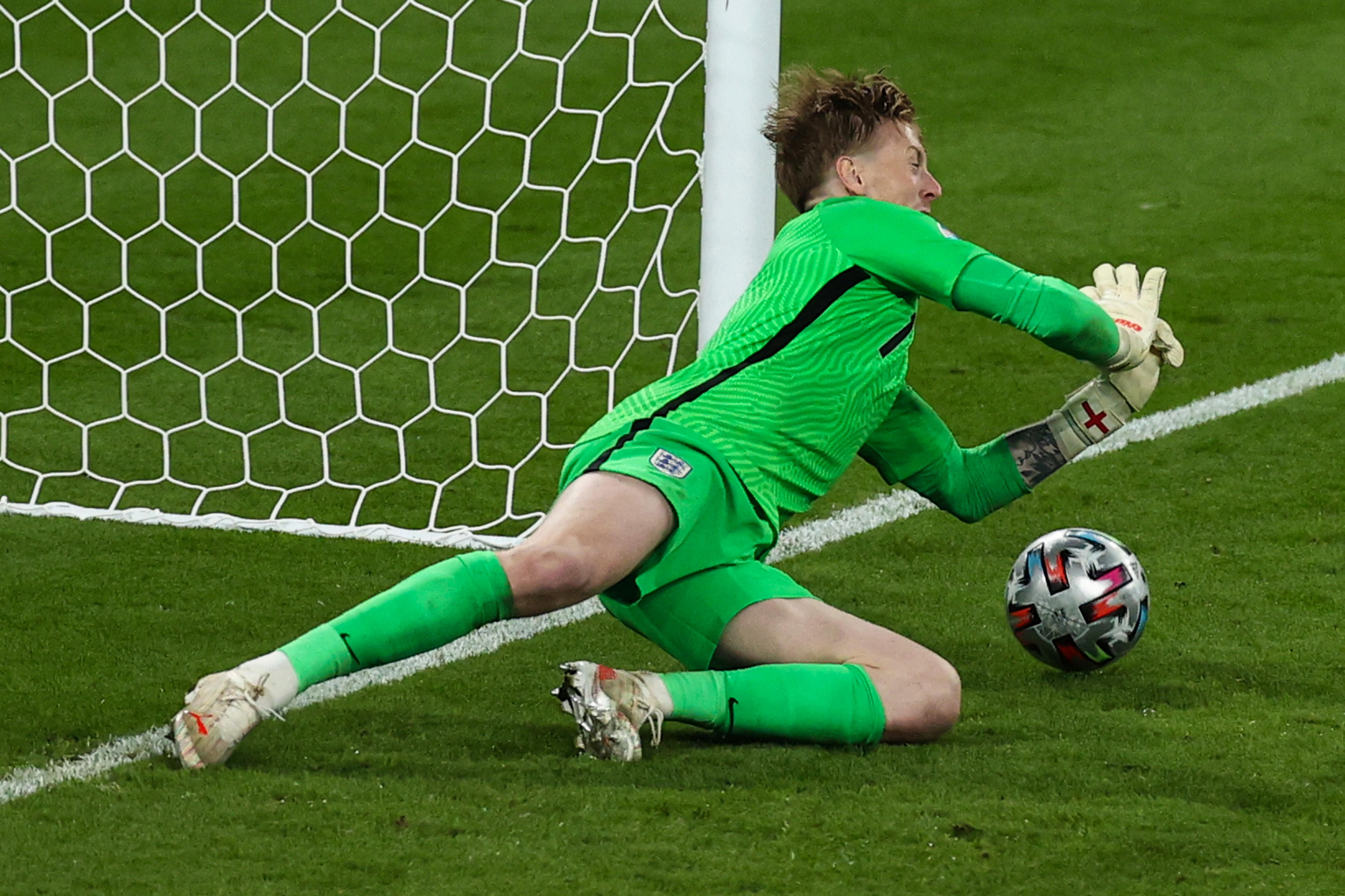 Gleich den zweiten Elfmeter der Italiener kann der englische Keeper Jordan Pickford halten und verschafft seiner Mannschaft so zunächst einen Vorteil.