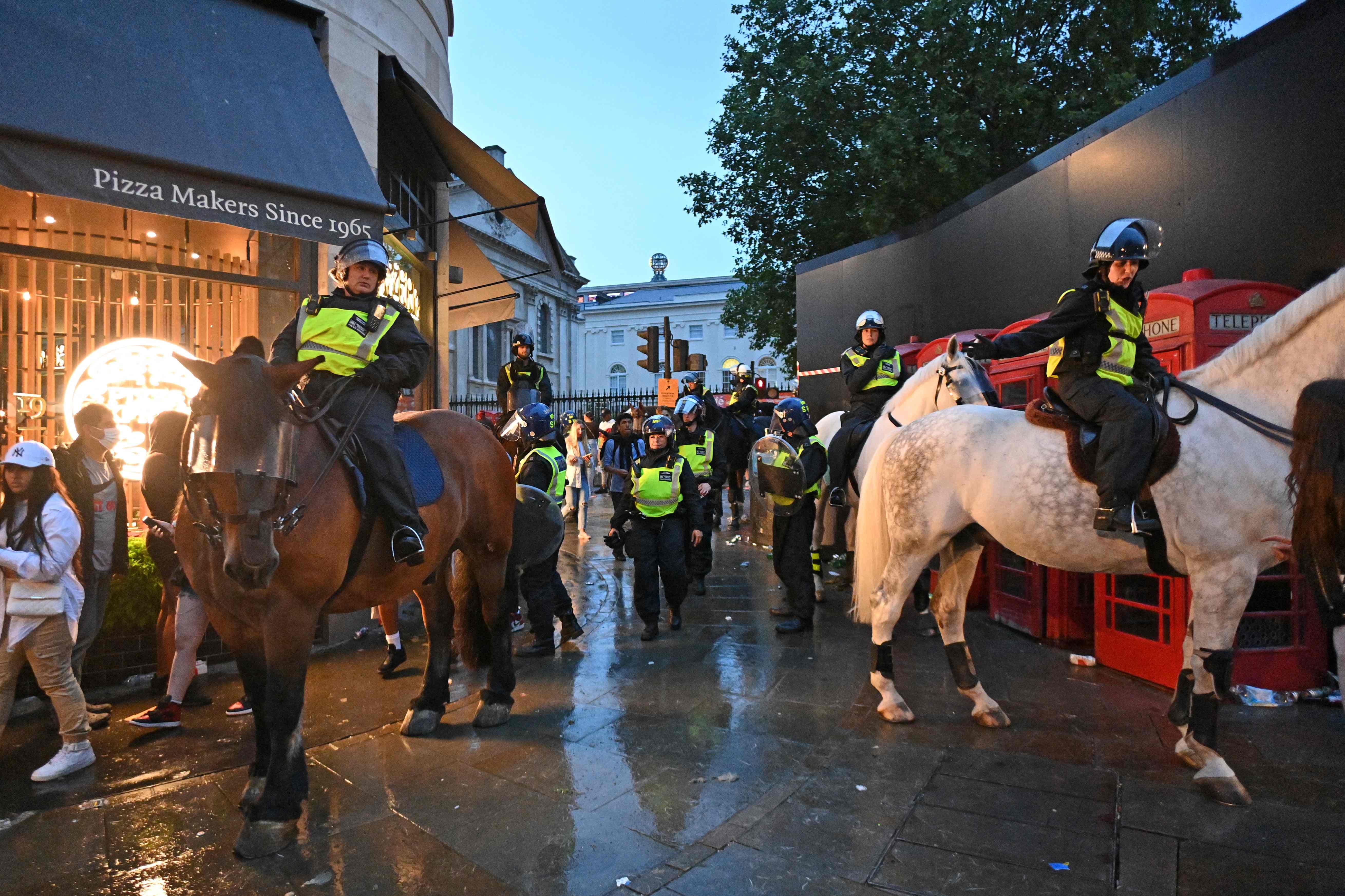 Auf den Straßen vor dem Stadion bereitet sich die Polizei auf mögliche Probleme vor.