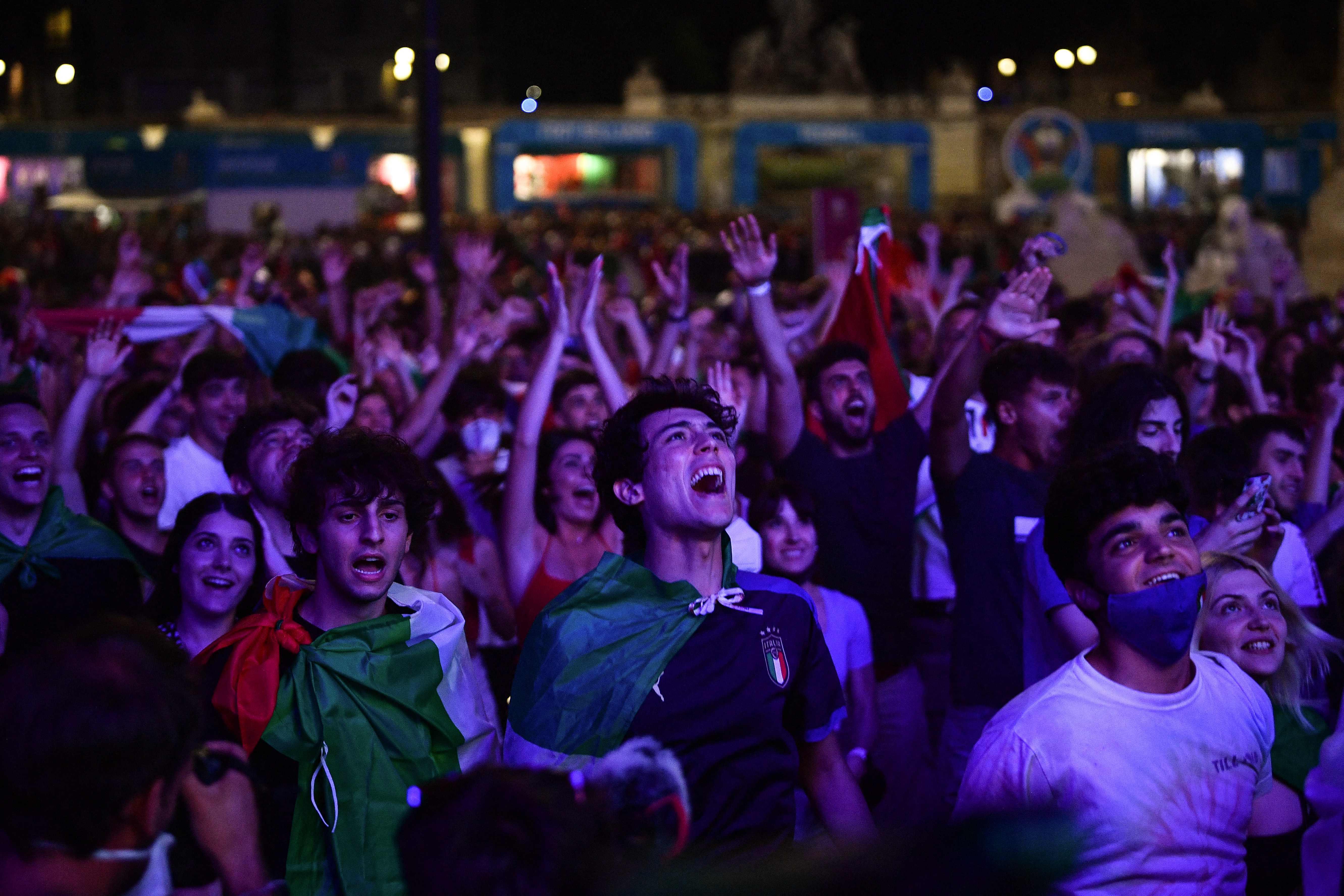 Die italienischen Fans auf der ganzen Welt können sich kaum noch halten.