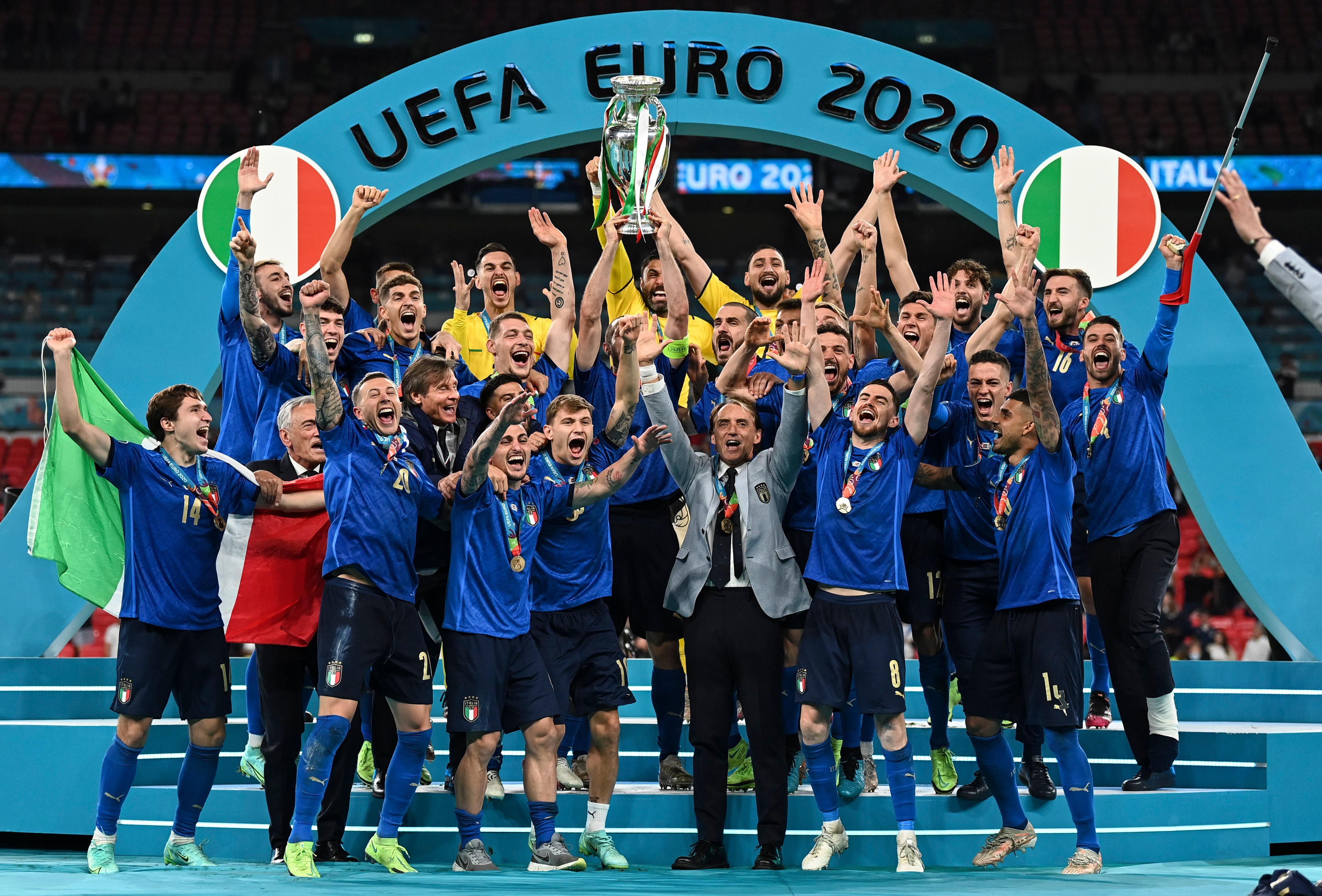 Das Warten für England auf den ersten Europameisterschaftstitel geht weiter und Italiens Kapitän Chiellini reckt den Pokal in die Höhe.