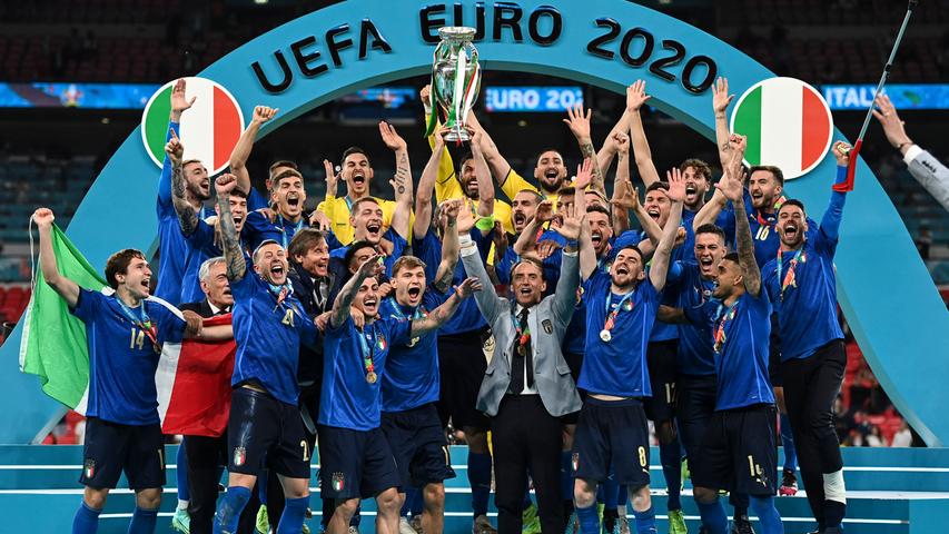 Das Warten für England auf den ersten Europameisterschaftstitel geht weiter und Italiens Kapitän Chiellini reckt den Pokal in die Höhe.