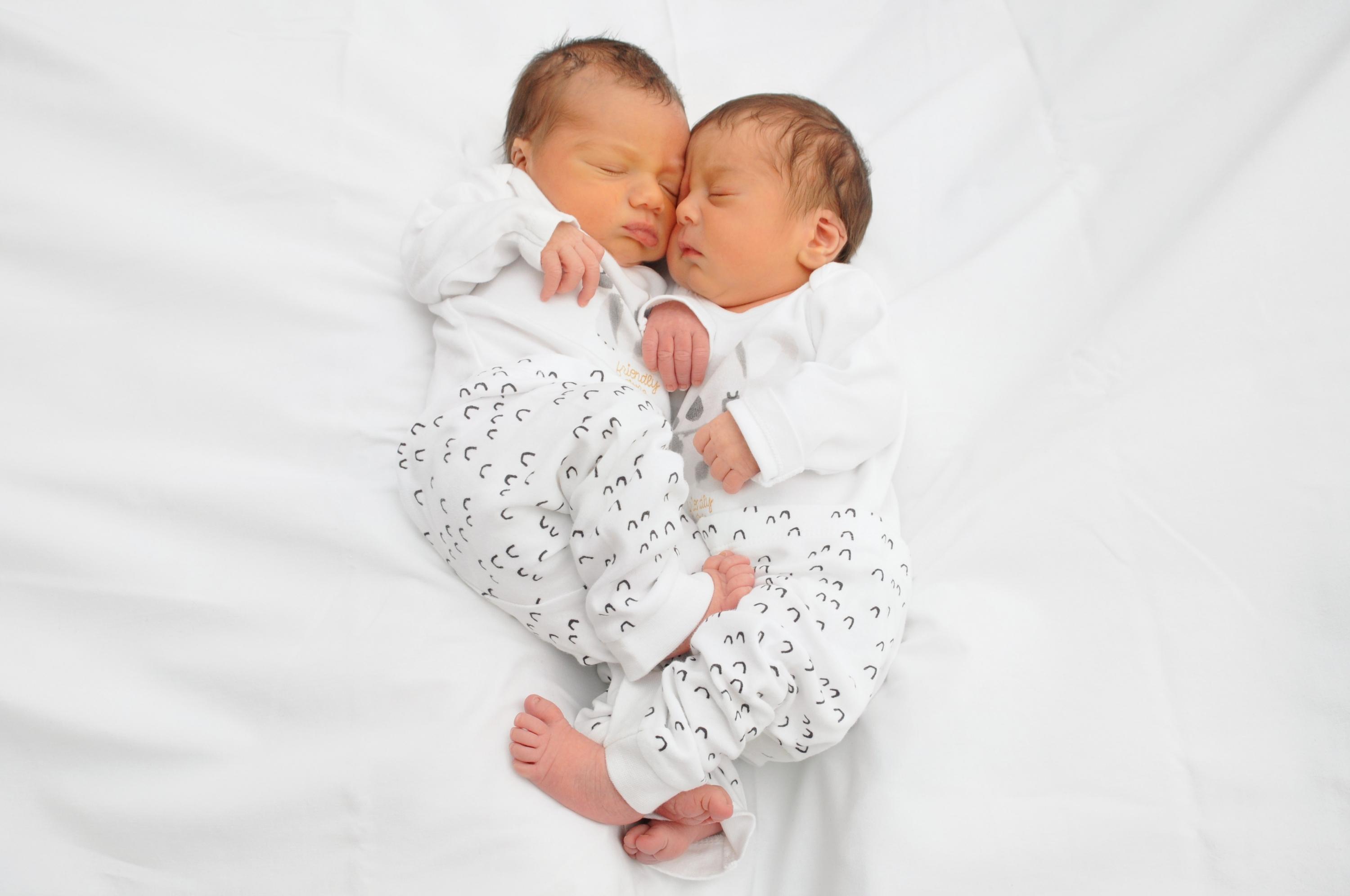 Am 6. Juli haben Keyan und sein Zwillingsbruder Loran im Nürnberger Südklinikum das Licht der Welt erblickt. Keyan war 3110 Gramm schwer und 50,5 Zentimeter groß. Zwillingsbaby Loran brachte zur Geburt 2940 Gramm auf die Waage und war mit 49 Zentimetern etwas kleiner.