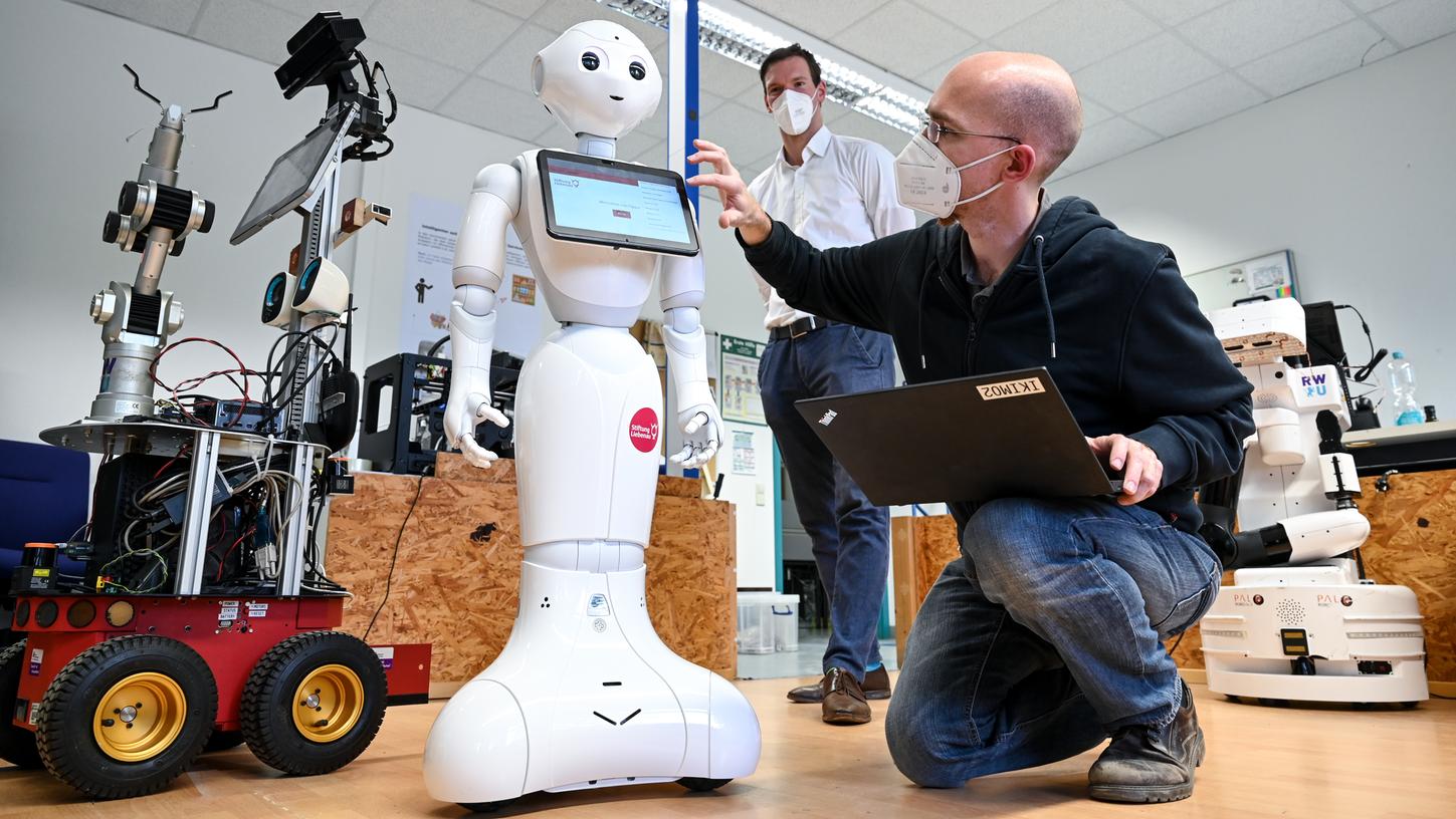 Roboter Pepper leitet die Morgengymnastik eines baden-württembergischen Altenheims und könnte dort bald auch an die Einnahme von Medizin erinnern.
Roboter Pepper leitet die Morgengymnastik eines baden-württembergischen Altenheims und könnte dort bald auch an die Einnahme von Medizin erinnern.