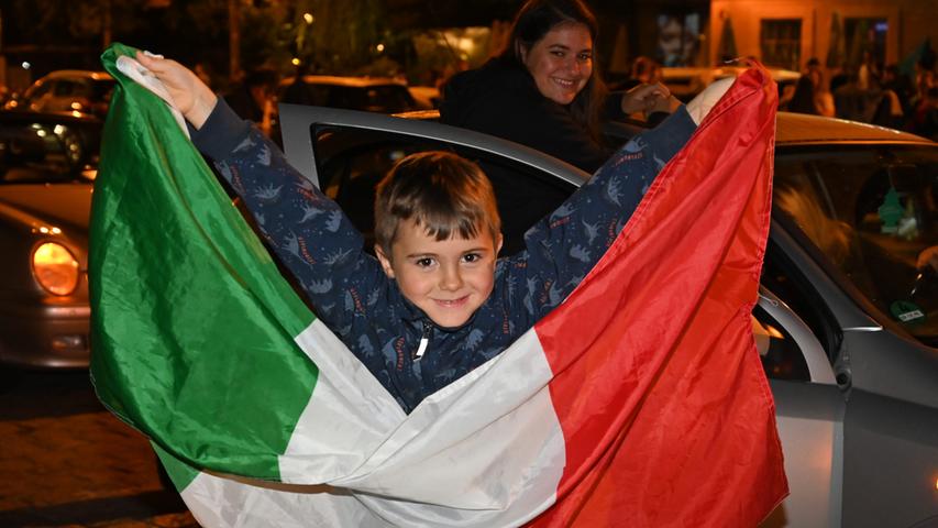 Einige versprengte Fans, die zu Fuß auf dem Weg nach Hause waren, hörte man noch in der Ferne „Italia, Italia“ singen.