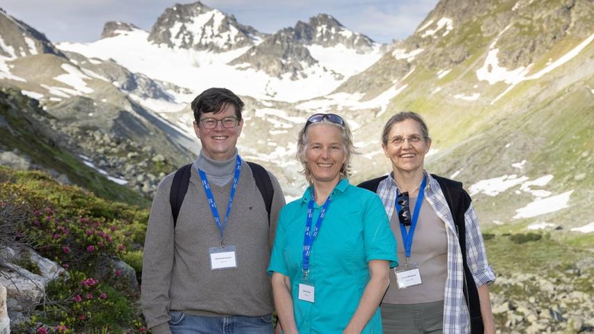 Wanderer können sich im Paznauntal am Jamtalgletscher über den Klimawandel und den Gletscherrückgang informieren. Unter anderem forschen hier Wilfried Winiwarter, Andrea Fischer und Verena Winiwarter (von links).
Wanderer können sich im Paznauntal am Jamtalgletscher über den Klimawandel und den Gletscherrückgang informieren. Unter anderem forschen hier Wilfried Winiwarter, Andrea Fischer und Verena Winiwarter (von links).