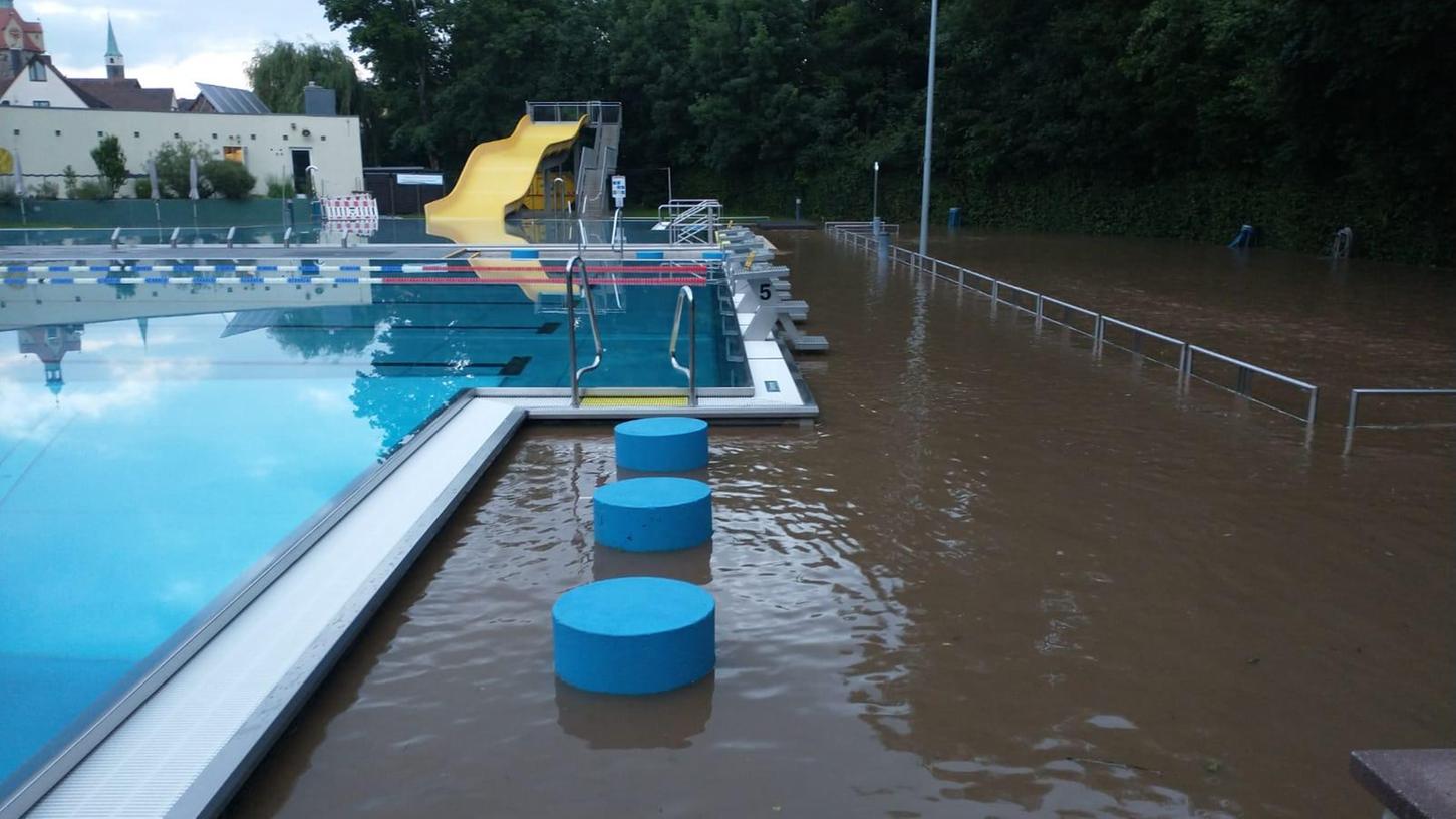 Das Herzogenauracher Freibad hat gerade nochmal Glück gehabt: Das Hochwasser ist nichts bis ins große Becken geschwappt.
