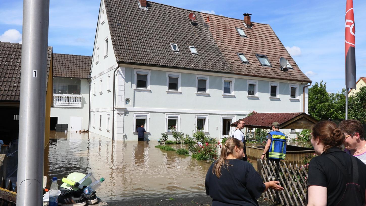Das Hochwasser hat das Haus einer Adelsdorfer Familie zum Teil unbewohnbar gemacht.
