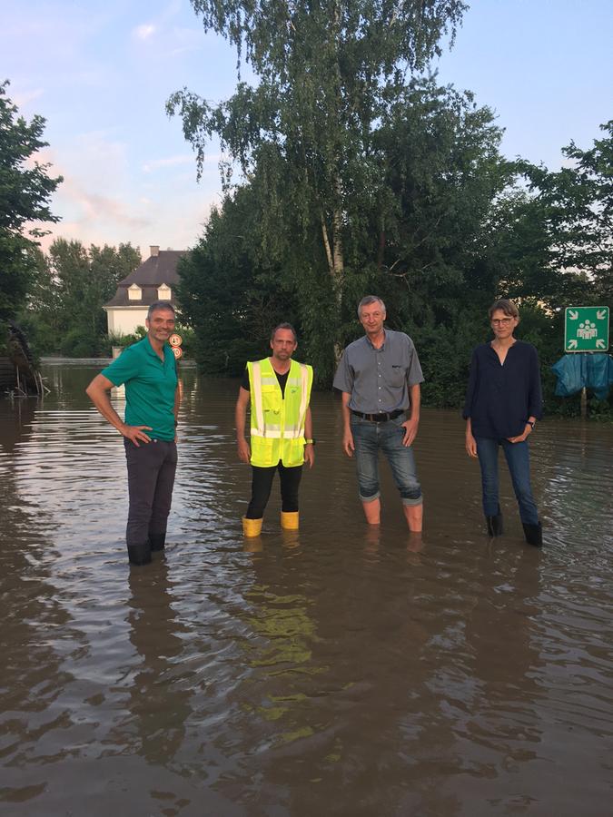 Der Umweltminister macht sich persönlich ein Bild vom höchsten Hochwasser in der Laufer Mühle seit über 30 Jahren. Von rechts: Christiana Wobig (Wasserwirtschaftsamt Nürnberg), Ulrich Fitzthum (Leiter Wasserwirtschaftsamt), der bayerische Umweltminister Thorsten Glauber, Michael Thiem (Gesamtleiter Laufer Mühle).
Der Umweltminister macht sich persönlich ein Bild vom höchsten Hochwasser in der Laufer Mühle seit über 30 Jahren. Von rechts: Christiana Wobig (Wasserwirtschaftsamt Nürnberg), Ulrich Fitzthum (Leiter Wasserwirtschaftsamt), der bayerische Umweltminister Thorsten Glauber, Michael Thiem (Gesamtleiter Laufer Mühle).