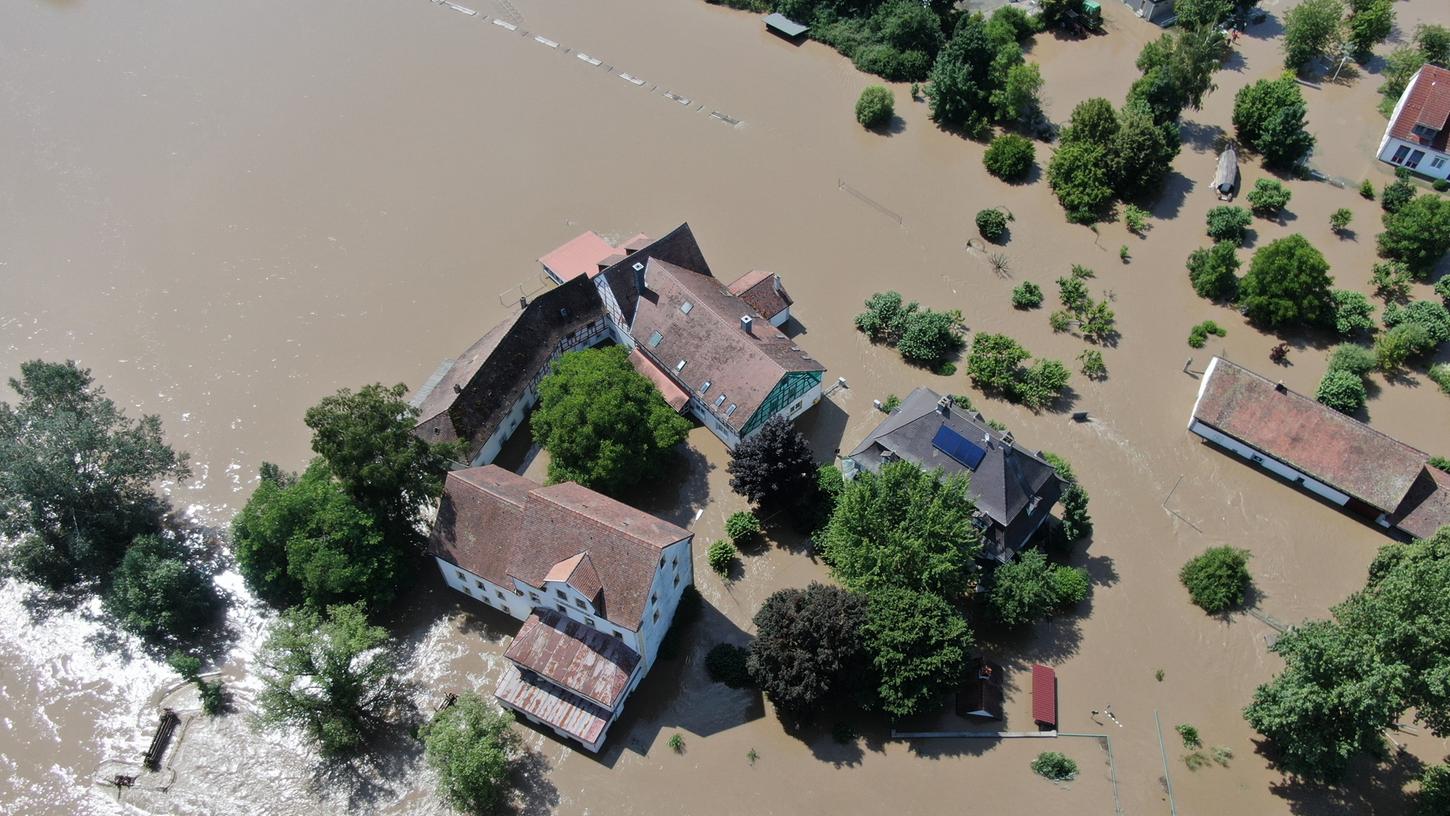 Das Luftbild zeigt es: Die alten Gebäude der Laufer Mühle sind ringsum vom Hochwasser umgeben und derzeit nicht zugänglich.
Das Luftbild zeigt es: Die alten Gebäude der Laufer Mühle sind ringsum vom Hochwasser umgeben und derzeit nicht zugänglich.