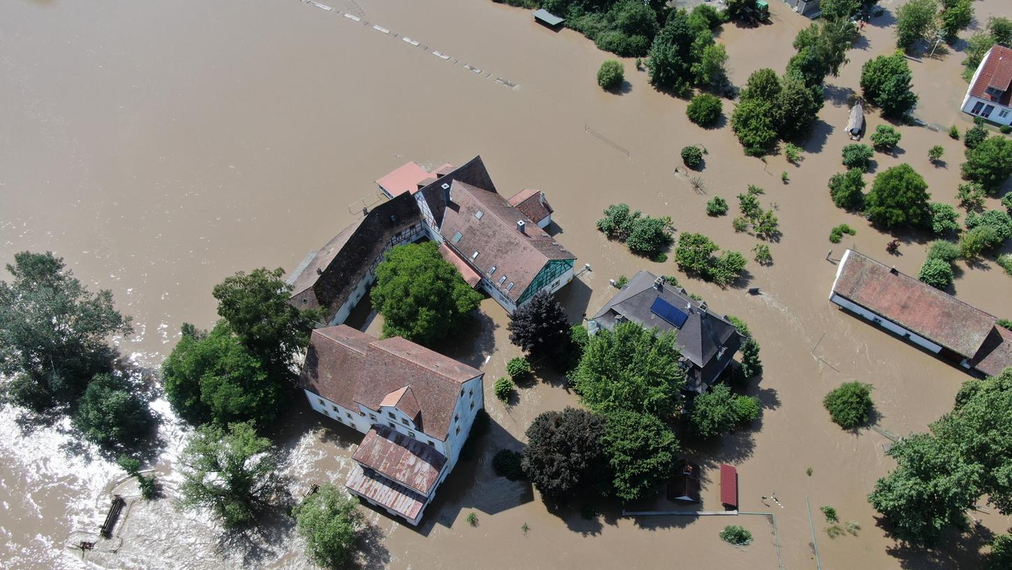 Das Luftbild zeigt es: Die alten Gebäude der Laufer Mühle sind ringsum vom Hochwasser umgeben und derzeit nicht zugänglich.