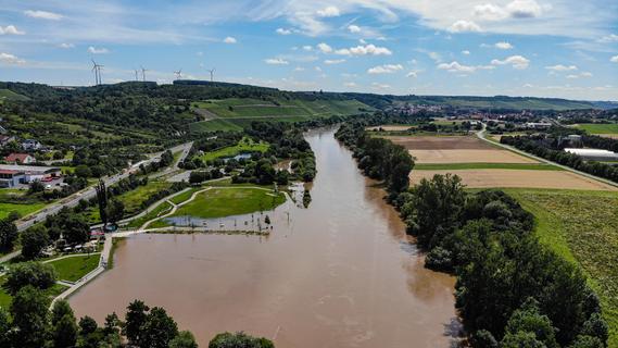 Überschwemmung in Unterfranken: Main strömt über die Ufer