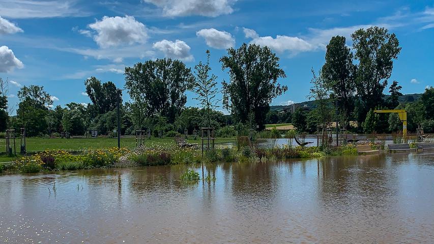 Die starken Regenfällen vom Wochenende haben auch im Landkreis Würzburg in Unterfranken für Überschwemmungen gesorgt. In Eibelstadt strömte am Montag das Mainwasser durch die am Ufer liegenden Parks.