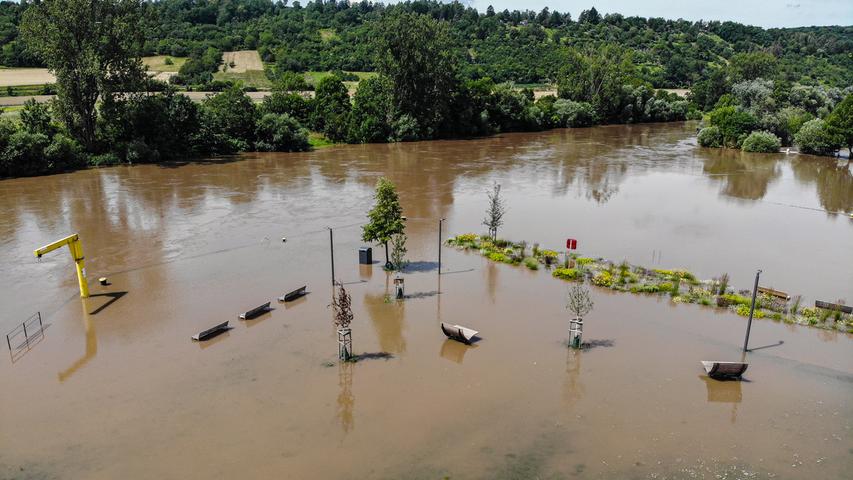 Die starken Regenfällen vom Wochenende haben auch im Landkreis Würzburg in Unterfranken für Überschwemmungen gesorgt. In Eibelstadt strömte am Montag das Mainwasser durch die am Ufer liegenden Parks.