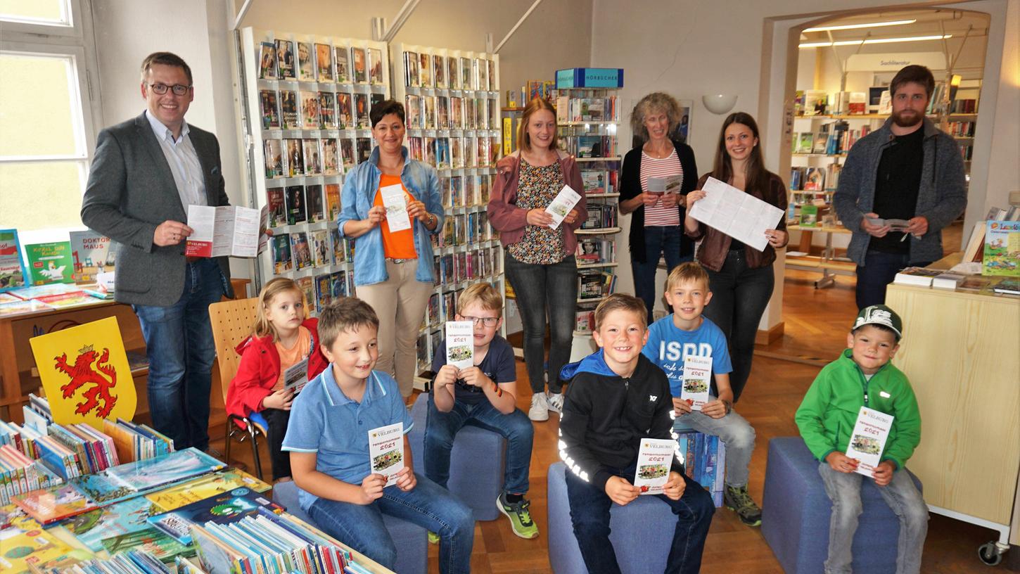 In den Räumen der Stadt- und Pfarrbücherei wurde das aktuelle Ferienprogramm der Stadt Velburg vorgestellt.
In den Räumen der Stadt- und Pfarrbücherei wurde das aktuelle Ferienprogramm der Stadt Velburg vorgestellt.
