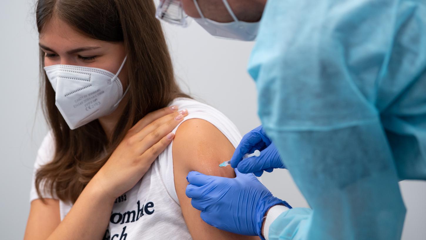 Unter den jungen Menschen haben noch deutlich weniger den vollen Impfschutz als unter den älteren.