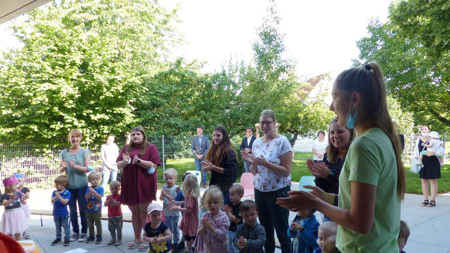 Die Kinder singen und tanzen bei der Einweihung der Kita in Berngau.
Die Kinder singen und tanzen bei der Einweihung der Kita in Berngau.