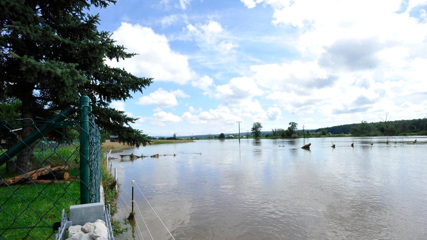 Ressort: Lokales - Forchheim....Datum: 12.07.2021....Foto: Athina Tsimplostefanaki....Hochwasser in Haid....Der Tag nach der Flut im Unteren Aischgrund aufräumen, Schaden