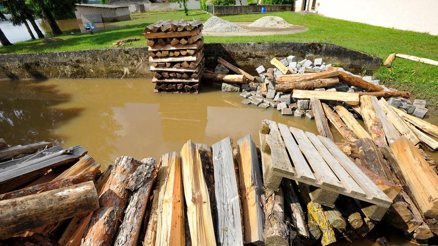 Nach dem Jahrhunderhochwasser: In Hallerndorf starten die Aufräumarbeiten