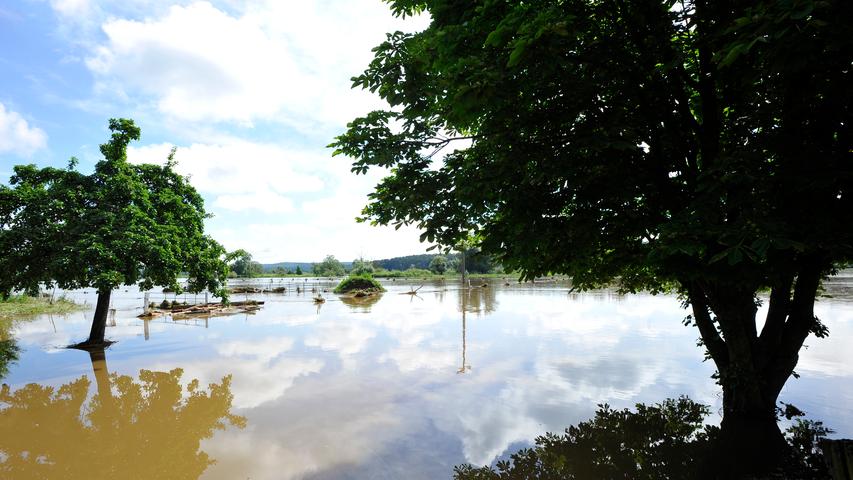 Ressort: Lokales - Forchheim....Datum: 12.07.2021....Foto: Athina Tsimplostefanaki....Hochwasser in Haid....Der Tag nach der Flut im Unteren Aischgrund aufräumen, Schaden