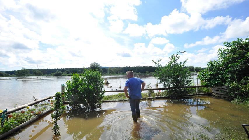 Martin Schrüfer watet am Tag nach der Flut durch seinen Garten in Haid.
Martin Schrüfer watet am Tag nach der Flut durch seinen Garten in Haid.