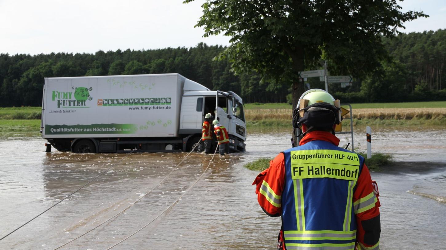 Die Feuerwehr Willersdorf-Haid und die Nachbarfeuerwehr Hallerndorf rückten aus und sicherten einen im Hochwasser gestrandeten Lkw mit Stahlseilen, damit er nicht umkippen konnte.
