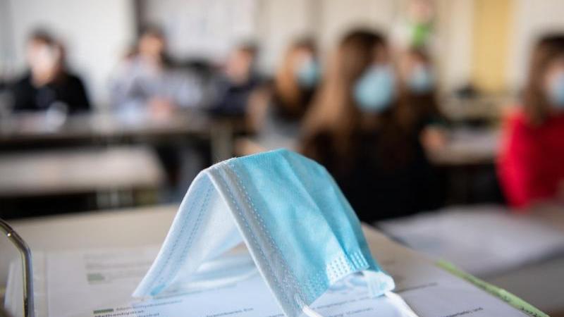 Ab Montag könnte es in Bamberg dazu kommen, das Schülerinnen und Schüler in weiterführenden Schulen eine Maske tragen müssen. Ab Montag könnte es in Bamberg dazu kommen, das Schülerinnen und Schüler in weiterführenden Schulen eine Maske tragen müssen.