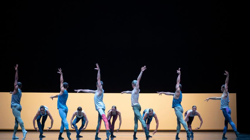 Ballett hyperelegant und artistisch bietet Jacopo Godanis Kreation Ballett hyperelegant und artistisch bietet Jacopo Godanis Kreation