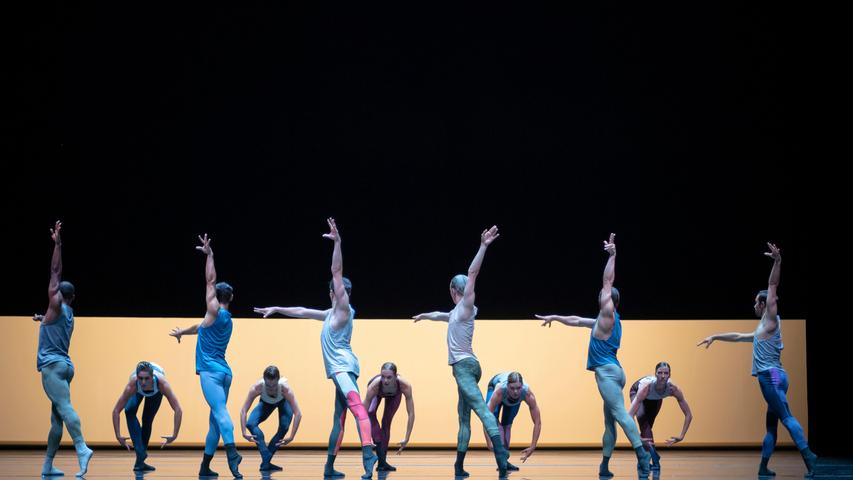 Ballett hyperelegant und artistisch bietet Jacopo Godanis Kreation "Metamorphers".
