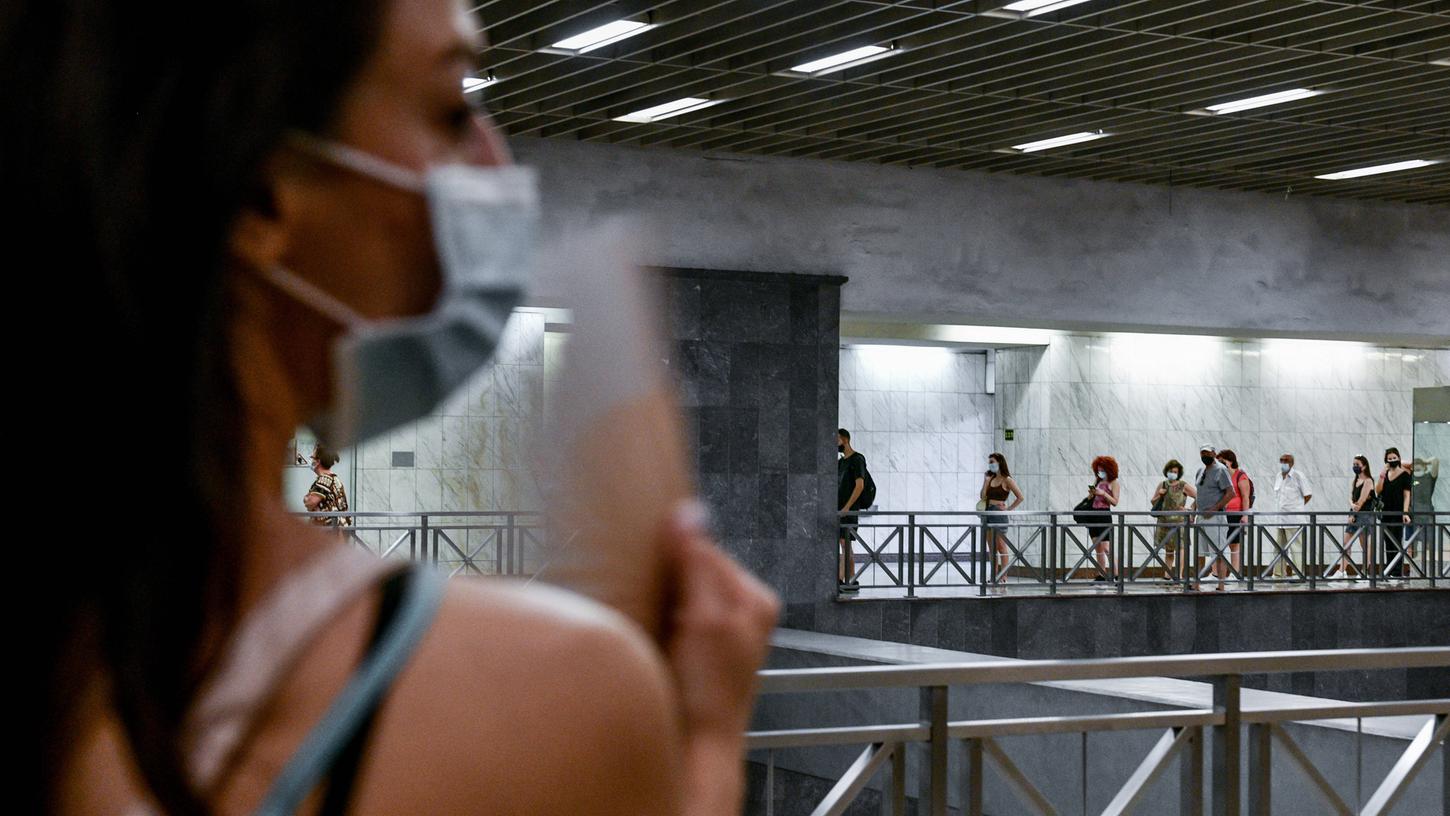 Covid-19 Schnelltests werden auch in der Syntagma-Metrostation durchgeführt. Aufgrund der Delta-Variante befürchten Spezialisten eine vierte Welle der Pandemie.