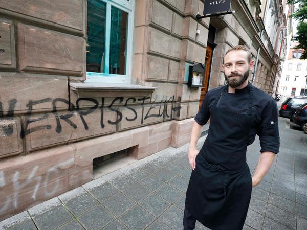 Vadim Karasev vor seinem Restaurant "Veles", das erst unlängst zum Opfer von massiver Sachbeschädigung wurde. 