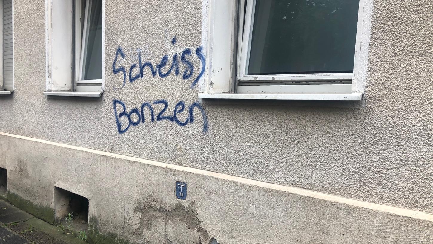 Immer öfter werden Häuser in der Kernstraße mit deutlichen AUssagen beschmiert.
Immer öfter werden Häuser in der Kernstraße mit deutlichen AUssagen beschmiert.