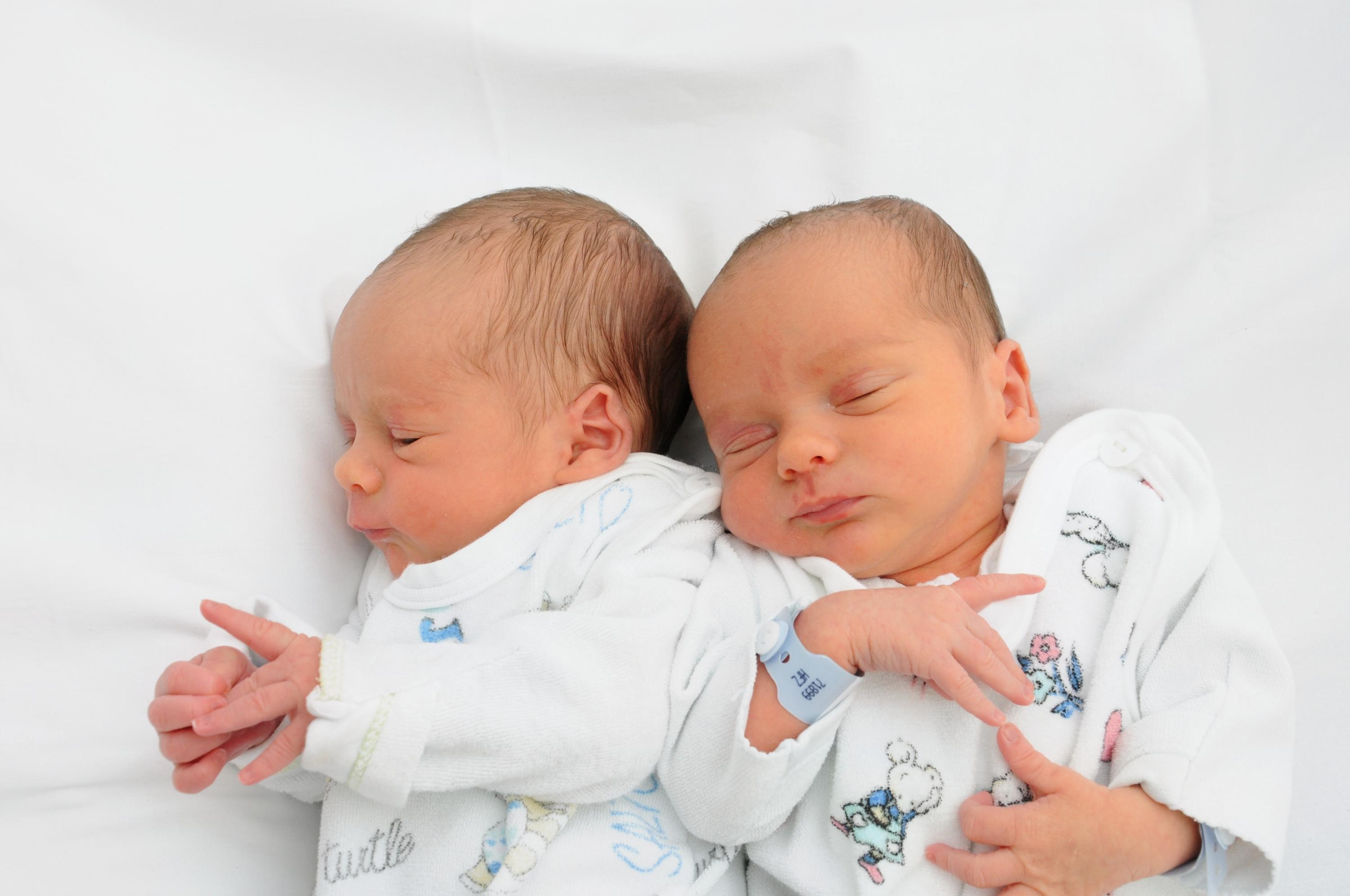 Die beiden Zwillinge David und Jakob kamen am 8. Juli im Klinikum Nürnberg Süd zur Welt - beide brachten 2670 Gramm auf die Waage. Während David 46 Zentimeter groß war, war sein Bruder einen Zentimeter kleiner.   