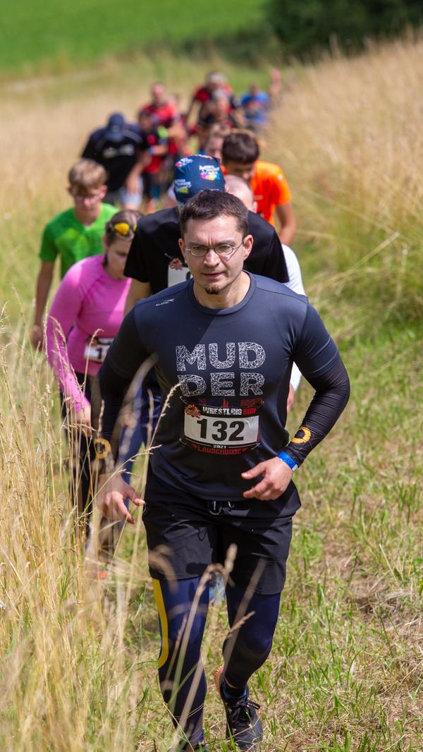 Wie an einer Schnur aufgereiht, laufen die Teilnehmer hintereinander durch die Felder.