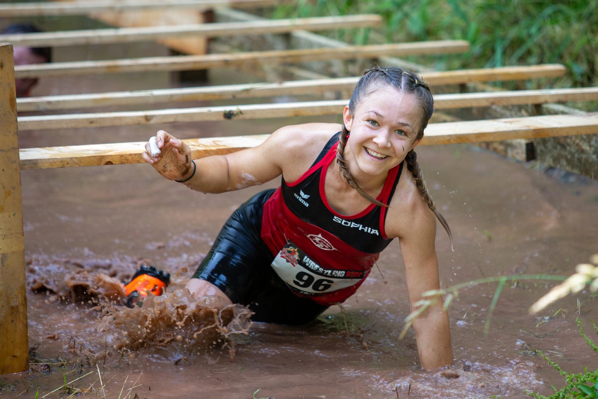 Und immer lächeln, wenn der Fotograf kommt. Die gute Laune scheint diese Läuferin nicht verloren zu haben.